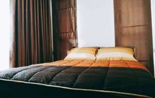 ห้องนอน 1 มีระเบียง เตียง Queen Bed (ห้องหัวมุม)พร้อมม่านตัดแสง ตื่นมารับแสงธรรRrมชาติ