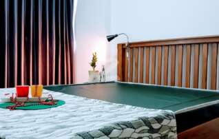 1 ห้องนอน เตียง+ที่นอนยางพารา ขนาด 5 ฟุต มีกล่องเก็บของข้างเตียงเก็บของได้ มีโคมไฟ LED. มีผ้าม่าน UV. ห้องนอนจะเชื่อมต่อระเบียง