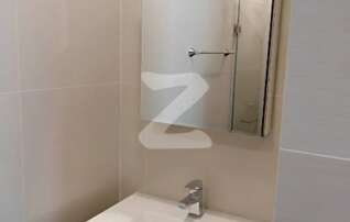 มุมอ้างล้างหน้าในห้องอาบน้ำ พร้อมตู้กระจกบานเดี่ยว สามารถเก็บของไว้หลังกระจกได้ 